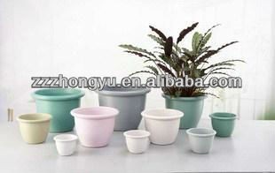 plastic garden pot & planter